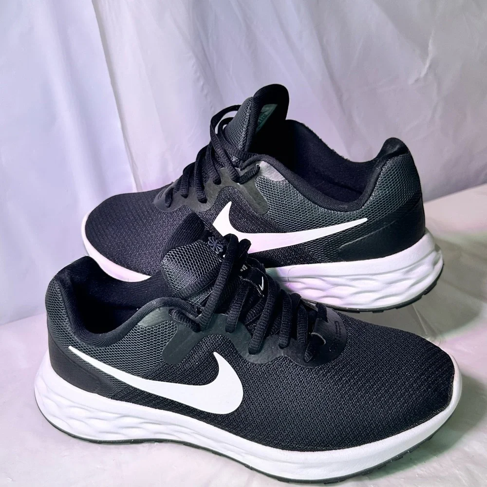 Nike Black & White Lightweight Training Sneakers